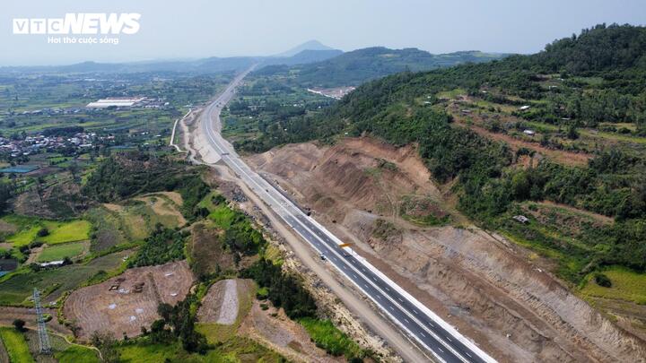 Với dự án Quy Nhơn - Chí Thạnh, đại diện Ban Quản lý dự án 85 cho biết, 23h ngày 30/4, sẽ thông xe 34/42km, từ Km1242+533 đến Km1276+691, kết nối với cao tốc Chí Thạnh - Vân Phong.