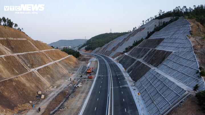 Đối với dự án Chí Thạnh - Vân Phong, Ban Quản lý dự án 7 cho biết sẽ đưa vào khai thác một phần tuyến dài 24/48km từ 23h ngày 30/4. Đoạn này kéo dài từ điểm nối với cao tốc Quy Nhơn - Chí Thạnh tại Km1277+000 đến nút giao Nguyễn Hữu Thọ (Km1301+840, TP Tuy Hòa).