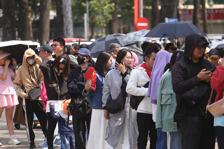 Cụ bà 80 tuổi xúc động thực hiện tâm nguyện cuối đời tại Dinh Độc Lập ngày 30/4 - 16