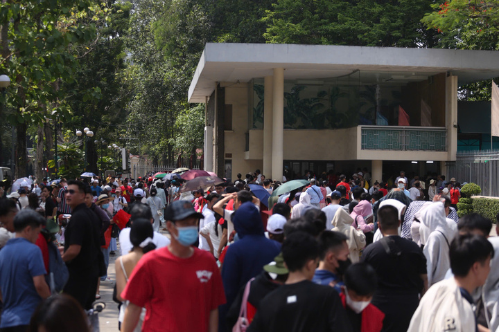 Cụ bà 80 tuổi xúc động thực hiện tâm nguyện cuối đời tại Dinh Độc Lập ngày 30/4 - 17