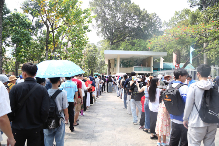 Dòng người xếp hàng dài để chờ mua vé trong điều kiện thời tiết nắng nóng.