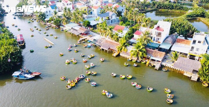 Du khách quốc tế tham quan một điểm du lịch ở Hội An. (Ảnh: Thanh Ba)