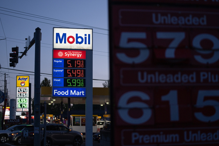 Giá xăng tại một trạm xăng Mobil ở Portland, bang Oregon, Mỹ, ngày 29/4/2026. (Ảnh: AP/Jenny Kane)