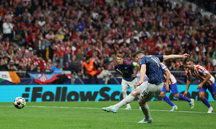 Gyokeres ghi bàn mở tỷ số trước khi Alvarez gỡ hoà. (Ảnh: Reuters)