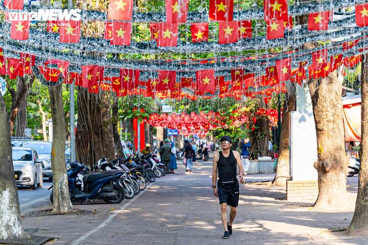 Người dân thong thả dạo bộ trên phố Phan Đình Phùng, tận hưởng nhịp sống chậm rãi giữa không gian yên bình.