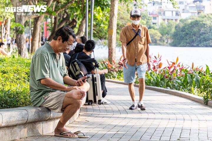 Bên cạnh đó, nhiều người chọn ngồi bên hồ tận hưởng nắng sớm dịu nhẹ cùng không khí mát mẻ.