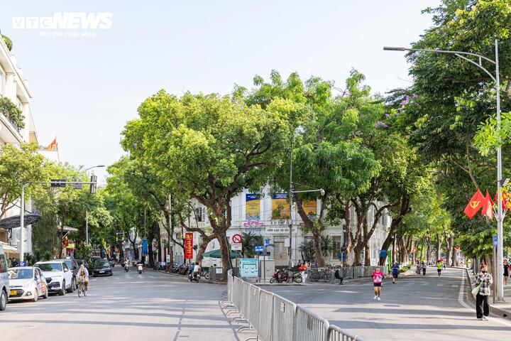 Hà Nội ngày đầu kỳ nghỉ lễ yên ả, nên thơ.