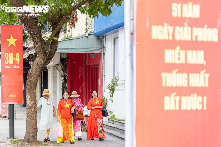 Bà Hoa chia sẻ: “Tranh thủ ngày đầu kỳ nghỉ lễ, khi đường phố còn vắng, chúng tôi diện áo dài mang sắc cờ Tổ quốc để chụp ảnh lưu niệm.”