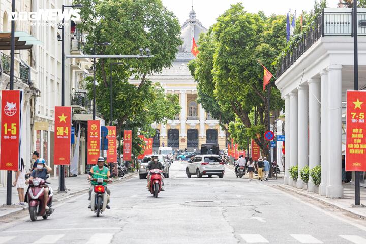 Góc phố Tràng Tiền thoáng đãng trong sáng ngày 30/4.