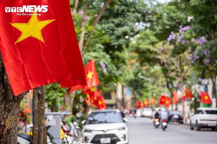 Sáng 30/4, thời tiết Hà Nội dịu mát, nắng đẹp; các tuyến phố rực rỡ cờ hoa chào mừng kỷ niệm 51 năm Ngày Giải phóng miền Nam, thống nhất đất nước.