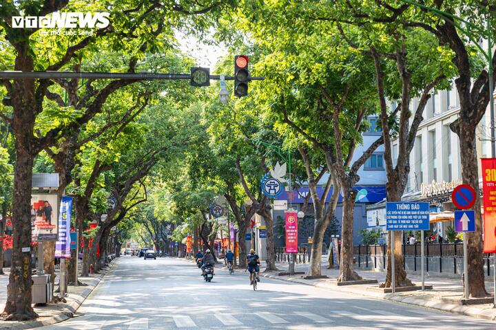 Trên các tuyến phố trung tâm Hà Nội, mật độ phương tiện giảm mạnh; đường phố vắng lặng, yên bình.