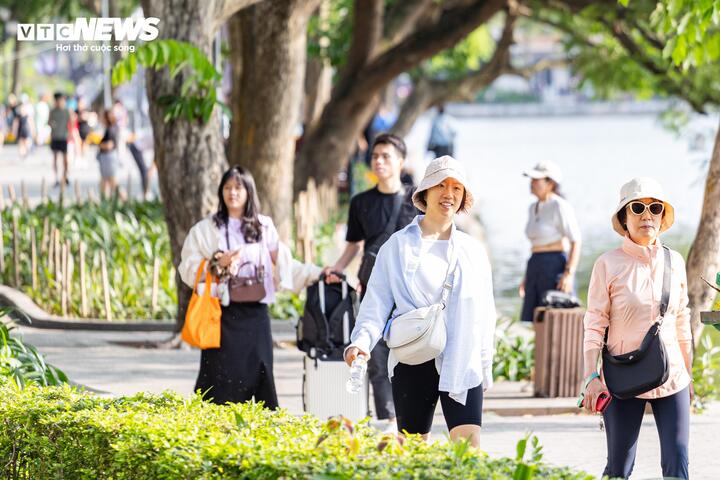 Hà Nội ngày nghỉ lễ không có cảnh kẹt xe, trái ngược với sự tấp nập thường ngày.