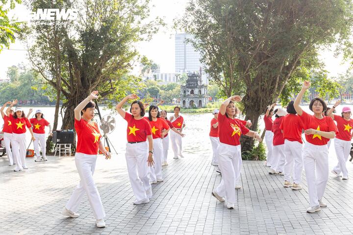 Một câu lạc bộ thể dục diện trang phục mang màu cờ Tổ quốc, chào mừng 51 năm Ngày Giải phóng miền Nam, thống nhất đất nước.