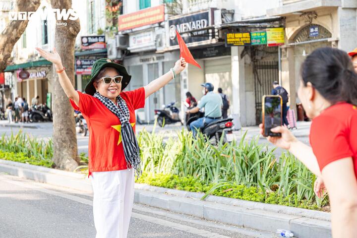 “Tôi cùng bạn bè lên Hồ Gươm tận hưởng không khí trong lành trong dịp nghỉ lễ, đồng thời chụp ảnh với trang phục cờ Tổ quốc để chào mừng 51 năm Ngày Giải phóng miền Nam, thống nhất đất nước”, một cụ bà cho biết.