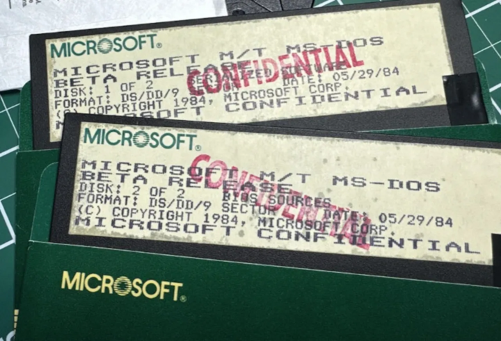 Hai đĩa mềm MS-DOS bản beta năm 1984 với dấu "CONFIDENTIAL", minh chứng cho giai đoạn sơ khai của hệ điều hành mà Microsoft vừa công bố mã nguồn. (Nguồn: Microsoft)