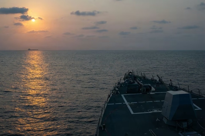 Tàu khu trục mang tên lửa dẫn đường lớp Arleigh Burker USS Pinckney hộ tống một tàu trong khi thực hiện hoạt động phong tỏa, ngày 22/4/2026. (Nguồn: Hải quân Mỹ)