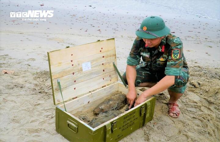 Việc thu gom số vật liệu nổ này được thực hiện hết sức tỉ mỉ, đưa vào các thùng xốp, thùng gỗ chuyên dụng để vận chuyển về nơi xử lý an toàn, đảm bảo an toàn cho người dân và du khách quanh khu vực.