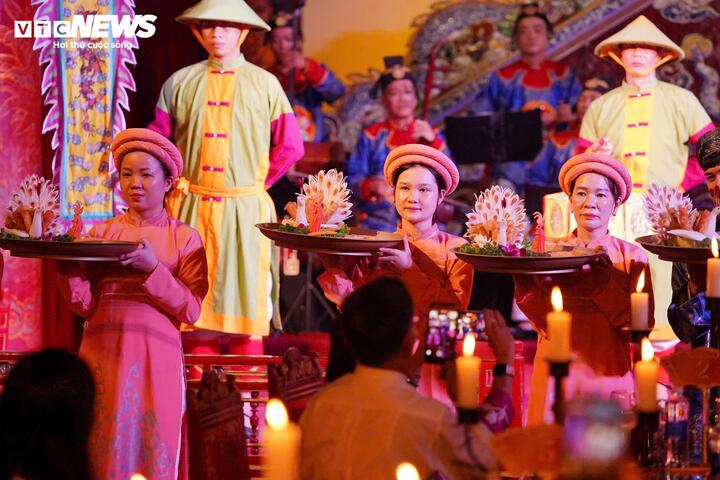 Cùng với trải nghiệm ẩm thực, du khách còn được thưởng thức các chương trình nghệ thuật cung đình đặc sắc.