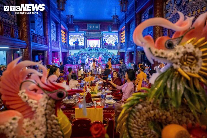 Chương trình được tổ chức trong không gian cổ kính của Nhà hát Duyệt Thị Đường - một nhà hát cổ và nổi tiếng trong Đại Nội Huế. Vào thời các vua triều Nguyễn, nơi này là địa điểm vua tổ chức các buổi yến tiệc tiếp khách ngoại giao.