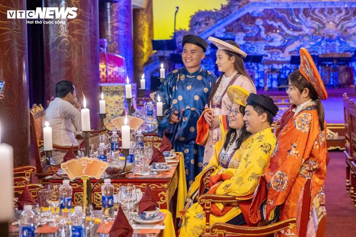 Đa phần du khách đều chọn mặc áo dài truyền thống để trải nghiệm "Dạ yến Hoàng cung" theo đúng chất cung đình triều Nguyễn xưa