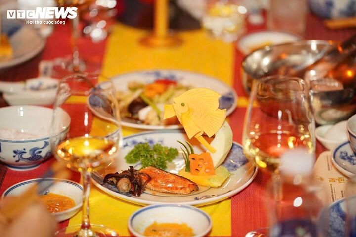 Thực đơn của “Dạ yến Hoàng cung” có thể kể đến một số món ăn tiêu biểu như: Nem công - Chả phượng, cá hấp ngũ liễu, chả mực ngự viên, rau ngự thập cẩm, cơm kim quy, Tôm ngự thuyền rồng, chè long nhãn...