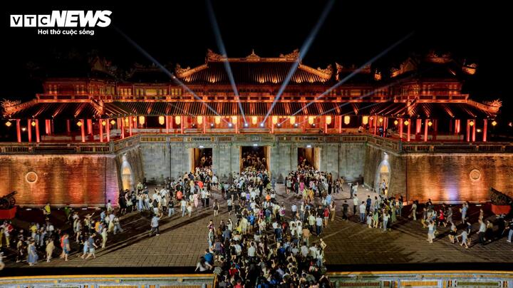 Trước đó, chương trình “Hoàng cung huyền ảo” diễn ra từ 20h các tối 25/4–28/4 đã tạo sức hút lớn, thu hút đông đảo du khách đến tham quan, trải nghiệm. Đây được xem là cú hích giúp du lịch Huế lan tỏa mạnh trên mạng xã hội, khi lượng khách tăng đột biến, nhiều người ví von “nửa Việt Nam đang ở Huế” hay “trốn Hà Nội đi Huế mà gặp nửa Hà Nội”.