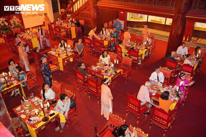 Trong kỳ nghỉ lễ 30/4–1/5, du khách có thể vào Đại Nội Huếvào buổi tối để mua vé trải nghiệm “Dạ yến Hoàng cung” tại Nhà hát Duyệt Thị Đường. Đây là hoạt động đặc sắc trong không gian cổ kính, đưa du khách ngược dòng thời gian, trở về nét vàng son triều Nguyễn.