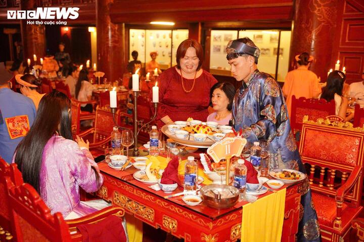 Trong không gian cổ kính của Duyệt Thị Đường, các món ăn cung đình được chế biến, bày biện tinh tế và phục vụ theo nghi thức truyền thống, kết hợp cùng những tiết mục nghệ thuật mang âm hưởng cung đình Huế, góp phần tái hiện không khí yến tiệc sang trọng.