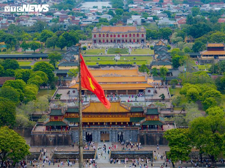 Mặc dù thời tiết Huế ngày 30/4 không thuận lợi, mưa nắng thất thường, nhưng lượng người đổ về khu vực quảng trường Ngọ Môn để mua vé tham quan Đại Nội vẫn rất đông.