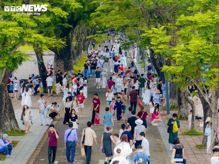 Theo lãnh đạo UBND TP Huế, doanh thu bán vé tham quan di sản trong ngày 30/4 đạt hơn 3,74 tỷ đồng – mức cao kỷ lục trong một ngày và cũng là con số cao nhất từ trước đến nay.
