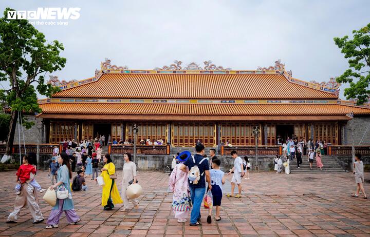 Theo Sở Du lịch TP Huế, trong dịp Giỗ Tổ Hùng Vương (24/4–28/4), tổng lượng khách đến địa phương ước đạt khoảng 395.000 lượt, trong đó khách quốc tế gần 98.700 lượt. Doanh thu du lịch đạt khoảng 958 tỷ đồng. Công suất phòng bình quân tại các cơ sở lưu trú vượt 90%, riêng ngày cao điểm 10/3 âm lịch đạt tới 99%.