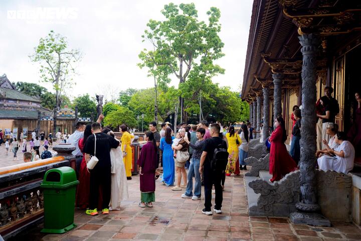 Đà tăng trưởng tiếp tục được duy trì trong kỳ nghỉ 30/4–1/5, khi Huế dự kiến đón khoảng 610.000 lượt khách trong 5 ngày (29/4–3/5), tăng 73,7% so với cùng kỳ. Khách quốc tế ước đạt 164.000 lượt, tăng 129%; tổng doanh thu du lịch khoảng 1.350 tỷ đồng, tăng 85%. Công suất phòng gần như kín, đạt khoảng 99% toàn thị trường.