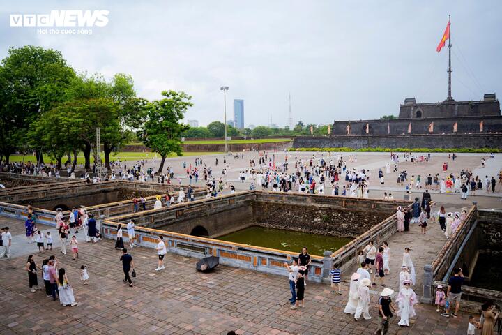 Không chỉ dừng lại ở những con số tăng trưởng, điều đáng chú ý là cách Huế đang từng bước làm mới trải nghiệm du lịch, đặc biệt với các sản phẩm về đêm.