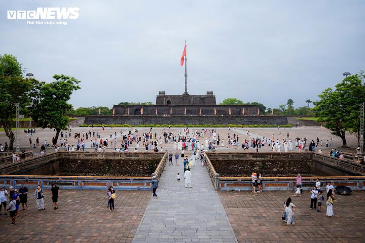 Trong ngày đầu kỳ nghỉ lễ 30/4–1/5, ghi nhận của PV Báo Điện tử VTC News cho thấy lượng du khách đến Huếtăng cao, tập trung tham quan các điểm nổi tiếng trong Quần thể di tích Cố đô như Đại Nội và hệ thống lăng tẩm các vua triều Nguyễn.