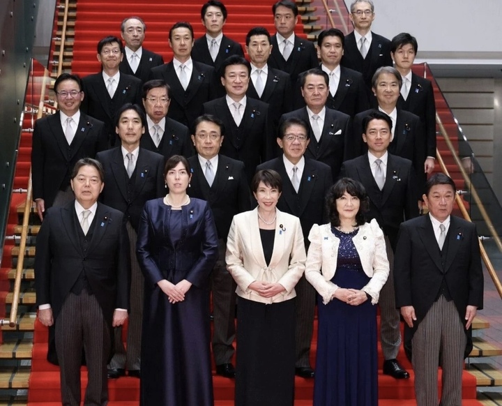 Nội các của nữ Thủ tướng Takaichi Sanae (đứng giữa hàng đầu tiên). (Ảnh: Jiji Press)