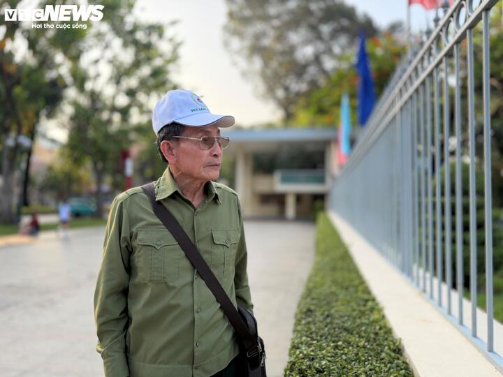 Ông Vũ Xuân Liêm (75 tuổi, quê Bắc Ninh) có mặt từ rất sớm, đứng lặng trước Dinh Độc Lập sau 51 năm trở lại. Ông từng tham gia chiến đấu tại Củ Chi, là một trong những người chứng kiến thời khắc lịch sử năm 1975. Trở lại nơi này, ông không giấu được xúc động khi mọi thứ đã đổi thay, nhưng ký ức về ngày chiến thắng vẫn còn nguyên vẹn.