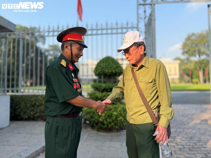 Dù tuổi cao, sức khỏe hạn chế, ông Liêm vẫn quyết tâm thực hiện chuyến đi từng lỡ hẹn từ năm ngoái. Giữa Dinh Độc Lập, gặp những cựu chiến binh dù chưa từng quen biết nhưng ông không giấu được sự bồi hồi, xúc động như gặp lại đồng đội năm xưa.