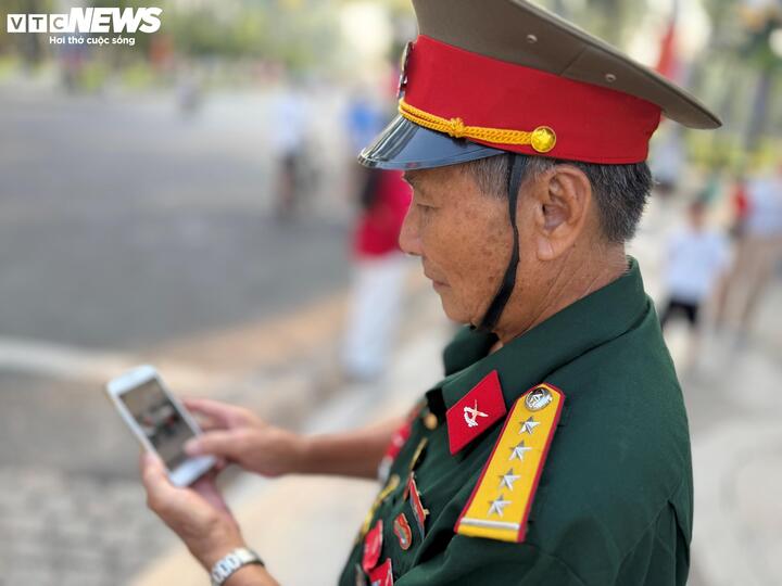 Ông Tạ Ngọc Quang (79 tuổi) giữ thói quen mỗi năm đều đến Dinh Độc Lập vào ngày 30/4. Là người từng tiến vào Sài Gòn trưa 30/4/1975, ông coi đây là dịp để ôn lại ký ức và tưởng nhớ đồng đội đã hy sinh. Với ông, mỗi lần trở lại là một lần sống lại những khoảnh khắc không thể nào quên của lịch sử dân tộc.