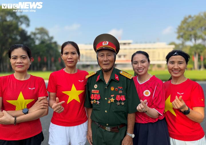 Các cựu chiến binh trở thành tâm điểm chú ý khi xuất hiện trước Dinh Độc Lập trong ngày 30/4, được nhiều người dân và du khách xin chụp ảnh cùng.