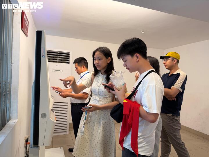 Ban Quản lý Dinh Độc Lập triển khai hỗ trợ mua vé điện tử, giúp du khách tiết kiệm thời gian trong dịp cao điểm 30/4. Nhiều người nhanh chóng quét mã, thanh toán trực tuyến và vào cổng mà không phải chờ đợi lâu.