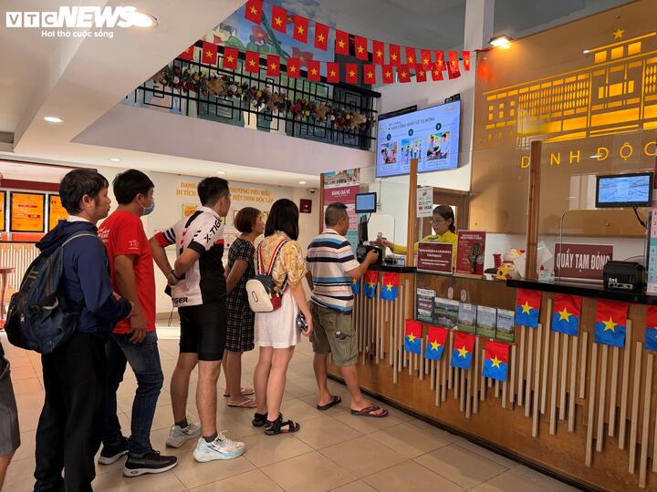 Bên trong khu vực phòng vé, đông đảo người dân và du khách tập trung mua vé tham quan trong ngày 30/4.