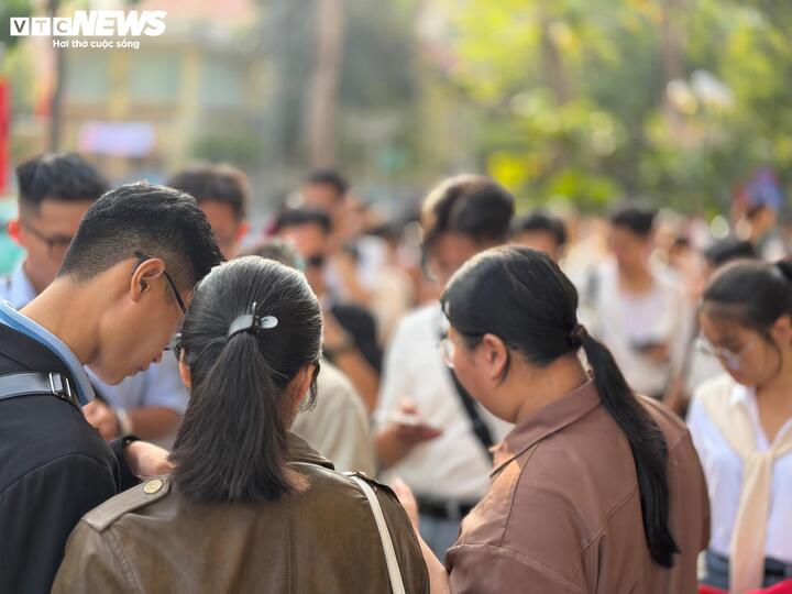 Cụ bà 80 tuổi xúc động thực hiện tâm nguyện cuối đời tại Dinh Độc Lập ngày 30/4 - 12