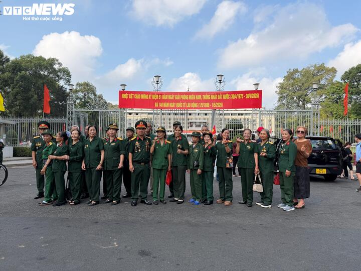 Cụ bà 80 tuổi xúc động thực hiện tâm nguyện cuối đời tại Dinh Độc Lập ngày 30/4 - 5