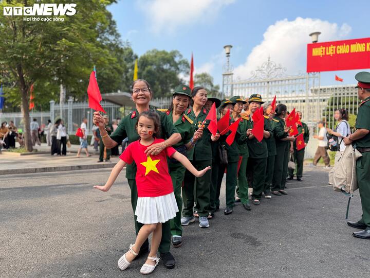 Cụ bà 80 tuổi xúc động thực hiện tâm nguyện cuối đời tại Dinh Độc Lập ngày 30/4 - 6