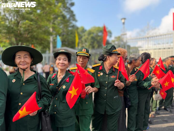 Rất đông các cựu chiến binh từ nhiều tỉnh, thành trên cả nước cũng hội tụ về Dinh Độc Lập trong sáng 30/4, tạo nên khung cảnh vừa trang nghiêm vừa xúc động.