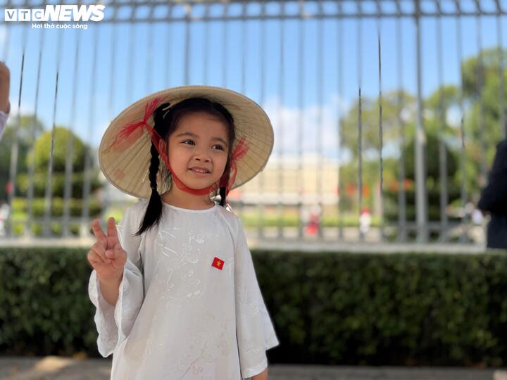 Hình ảnh em bé trong tà áo dài nhỏ xinh được gia đình đưa đến chụp ảnh lưu niệm khiến nhiều người thích thú.