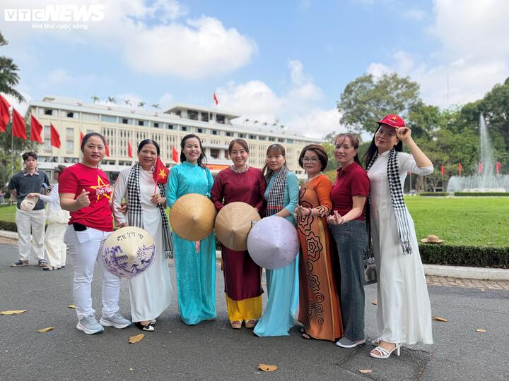 Nhiều du khách dừng lại chụp ảnh trước cổng. Những bức ảnh ghi lại khoảnh khắc không chỉ mang ý nghĩa kỷ niệm mà còn là cách để mỗi người kết nối với lịch sử. Không gian phía trước trở thành điểm nhấn thu hút đông đảo người dân và du khách.