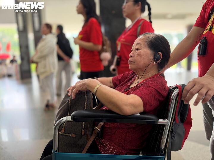 Cụ Phan Thị Kiểu (80 tuổi, phường Hải Châu, TP. Đà Nẵng) xúc động khi lần đầu đặt chân đến Dinh Độc Lập đúng vào sáng 30/4. Ngồi trên xe lăn, cụ lặng nhìn dòng người nườm nượp, ánh mắt rưng rưng khi ước nguyện cả đời nay mới thành hiện thực. Với cụ, chuyến đi này không chỉ là một hành trình xa, mà là cuộc trở về với ký ức.