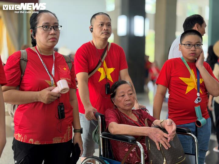 Chị Bùi Thị Minh Hiếu (bên trái, con cụ Kiểu) cho biết, chuyến đi được chuẩn bị gấp rút ngay sau khi các con kết thúc kỳ thi. Gia đình bay vào TP.HCM từ tối hôm trước, sáng sớm đã có mặt tại Dinh Độc Lập để kịp thực hiện tâm nguyện của mẹ. Với chị, đây không chỉ là một chuyến tham quan mà còn là món quà ý nghĩa dành cho người mẹ – cựu quân dân y đã gắn bó cả thanh xuân với chiến trường.