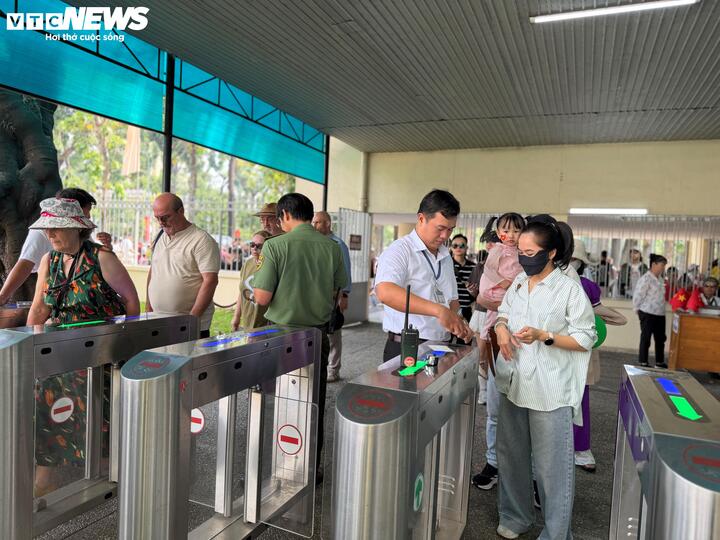 Du khách lần lượt qua cổng soát vé trong trật tự, dưới sự hướng dẫn của lực lượng chức năng và nhân viên. Hệ thống kiểm soát được tăng cường để đảm bảo an ninh, đồng thời giúp dòng người di chuyển nhanh, hạn chế ùn ứ trong giờ cao điểm.